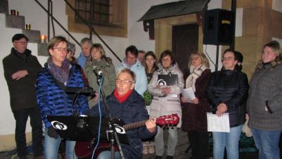 Bild: sei
Gisela Reil (vorne rechts) und Ulrike Rauch (vorne links) haben als Duo Raureif und auch mit den Kolping-Singers (hinten) zu Herzen gehende, moderne Weihnachtslieder auf Lager.