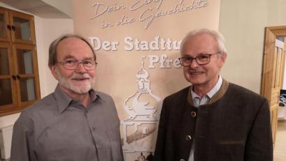 Bild: hir
Auf Einladung des Heimatkundlichen und Historischen Arbeitskreises „Der Stadtturm“ referierte der Kreisheimatpfleger für Archäologie, Kurt Engelhardt (links), im Bürgersaal über drei Grabungen, die 2019 in Pfreimd stattfanden und viele Funde aus der Hallstatt- und Latènezeit zu Tage förderten. Der stellvertretende Vorsitzende Hans Paulus (rechts) freute sich über die zahlreichen Besucher.
