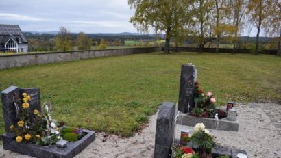 Bild: szl
Die neuen Urnenplätze werden am Ende der vorhandenen Gräberreihe, im Anschluss an die Urnengräber im hinteren Friedhofbereich errichtet.