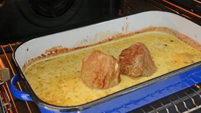Bild:  Gabi Schönberger
Wenn die Sahne angegossen ist, muss die Sauce noch 30 Minuten weiter köcheln. Danach wird sie passiert und getrennt zum Fleisch gereicht.