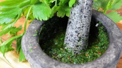 Bild: exb/Matthias Würfl
Die Chimichurri-Sauce ist ein beliebter Begleiter aus Argentinien für Grillfleisch.