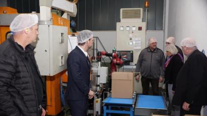 Bild: bkr
Der erste kollaborierende Roboter ist installiert. Er arbeitet selbstständig und schaltet bei jedem Kontakt automatisch ab. Verletzungen werden dadurch vermieden. Thomas Döhler, Geschäftsführer Patrick Stumpf, Markus Schraml, Anton und Regina Dornheim sowie Peter Merkl (von links) schauten sich die Maschine genauer an.
