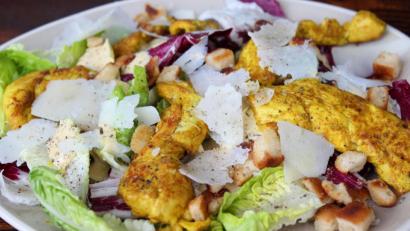 Bild: Matthias Würfl
Wer mag, gibt noch gebratene oder gegrillte Putenbrust- oder Hähnchenbruststreifen auf den Salat. Zum Schluss wird er mit Parmesan bestreut.