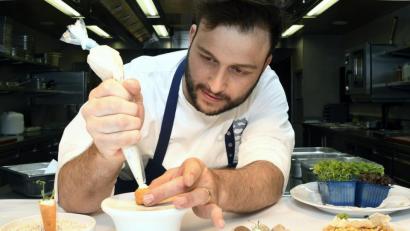 Bild: Petra Hartl
"Großes Talent": Christian Fleischmann vom "Cheval Blanc" in Illschwang (Kreis Amberg-Sulzbach) gehört jetzt zu den bayerischen Spitzenköchen.