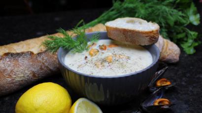 Bild: Matthias Würfl
Eine Muschelsuppe zum Sattessen: Im amerikanischen Original kommen Venusmuscheln in den Topf, doch die „Clam Chowder“ schmeckt auch mit Miesmuscheln köstlich. 	Bild: exb/Matthias Würfl