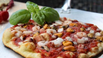 Bild: Matthias Würfl
Herrlich knusprig: die Pizza Frutti de Mare. Italiener lassen den Käse weg und träufeln statt dessen Olivenöl nach dem Backen darüber.