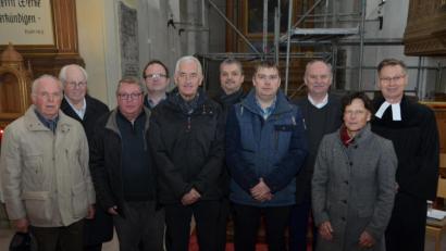 Bild: dob
Erich Hilburger und Hellmuth Reinl (von links) sind noch die einzigen Gründungsmitglieder des evangelischen Posaunenchors. Angela Rucker und Hermann Bibel (Zweite und Dritter von rechts) erhielten die silberne und goldene Ehrennadel für 40 und 50 Jahre Zugehörigkeit von Posaunenchorobmann Richard Riedel aus Floß (Vierter von links).