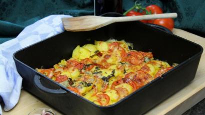 Bild: Matthias Würfl
Tomaten und Basilikum bringen bei diesem Kartoffelgratin Farbe ins Spiel.