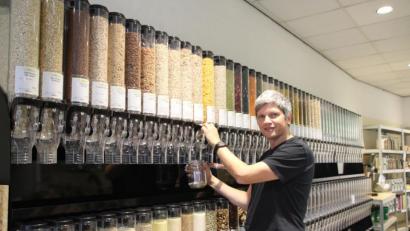 Bild: kmo
Ladenbesitzer Robert Adunka beim Abfüllen aus den "Bulk Bins" in seinem Unverpackt-Laden.