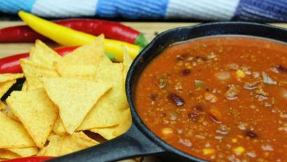 Bild: Matthias Würfl
Serviert werden kann das Chili con Carne mit Tortilla-Chips.