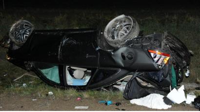 Bild: gf
Das Auto blieb nach dem Überschlag auf dem Dach liegen.