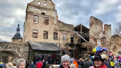 Bild: eib
Die Überreste der durch einen Brand zerstörten Burg Hartenberg sind seit ein paar Jahren Kulisse für buntes, schauriges Treiben in der Vorweihnachtszeit. In Tschechien geht es nicht so besinnlich zu wie in der Oberpfalz. Da ist der Teufel auch mit im Spiel.