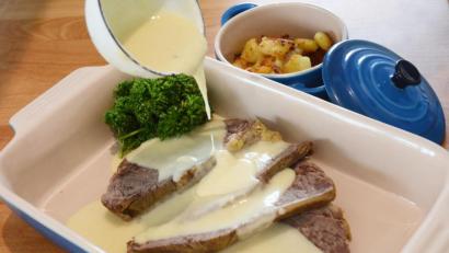 Bild: Gabi Schönberger
Ein Klassiker zum Tafelspitz ist die Meerrettichsauce. OWZ-Küchenchef Michael Schiffer empfiehlt dazu Kartoffelschmarrn, eine Rezeptidee eines Freundes.