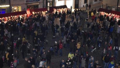 Bild: sck
Auftakt des Auerbacher Adventsmarktes mit Prolog des Christkinds.