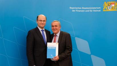 Bild: exb/Bayerisches Staatsministerium der Finanzen
Oberbürgermeister Kurt Seggewiß holt den Förderbescheid bei Finanzminister Albert Füracker ab.