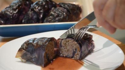 Bild:  Gabi Schönberger
Mit einer Mischung aus Wildfleisch und Pilzen werden die Rotwickel gefüllt. Das Rezept hat OWZ-Küchenchef Michael Schiffer aus dem Harzvorland.