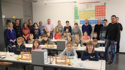 Bild: den
Chemie und Bionik standen an drei Wochenenden im Stiftland-Gymnasium auf dem Stundenplan. Die Kurse der „MINT-Offensive“ waren gut besucht. Das Bild zeigt die Teilnehmer an einem der Chemie-Kurse.