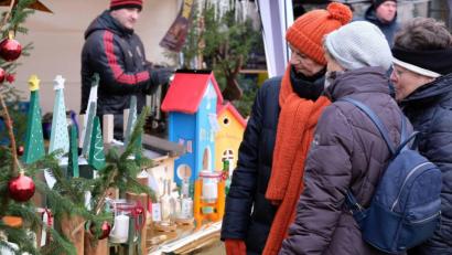 Bild: exb
Die Besucher des Adventsmarkts bestaunen die selbstgebastelten Dekorationen.
