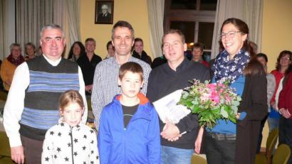 Bild: nid
Kathrin und Stefan Schäufl, hier mit den Kindern Tim und Elisa, Andreas Schopper und Pfarrer Alfons Kaufmann (von rechts), wurde eine schöne Abschiedsfeier bereitet.