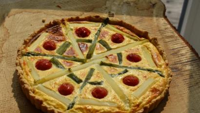 Bild:  Schiffer
Sieht gut aus und schmeckt wunderbar: die Spargel-Quiche mit Almkäse.