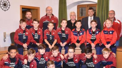 Bild: rgr
Die D-Junioren sind in die Kreisliga aufgestiegen und werden von Bürgermeister Edgar Knobloch (hinten, Zweiter von rechts) im Sitzungssaal des Rathauses empfangen.