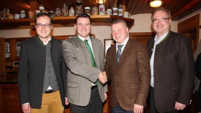 Bild: frd
Sie waren mit unter den Ersten, die dem CSU Bürgermeisterkandidaten Herbert Uschold (zweiter von rechts) zu seiner Nominierung mit 32 von 32 Stimmen gratulierten: CSU- Ortsvorsitzender Tobias Ehrenfried, Landrat Thomas Ebeling und MdL Alexander Flierl (von links).
