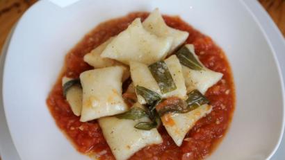 Bild: Wolfgang Steinbacher
In einer Pfanne werden die Gnocchi mit dem Salbei kurz durchgeschwenkt und anschließend mit der Tomatensauce serviert.