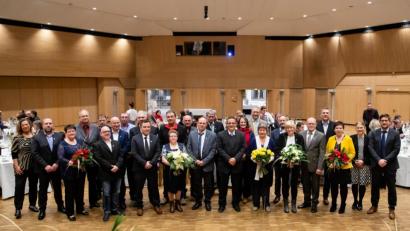Bild: Waldemar Wotschel 
Die Jubilare der Scherdel-Gruppe mit den Gesellschafterinnen Heidelore Scherdel und Martina von Waldenfels, den Geschäftsführern Marcus Bach, Christian Schiener und Maximilian Freiherr von Waldenfels sowie Personalchefin Dagmar Zauner und Betriebsratsvorsitzender Florian Gelius.