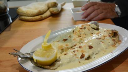 Bild: Gabi Schönberger
Vor dem Servieren werden die gebratenen Forellen in Ingwersahne mit gebräunten Mandelblättchen bestreut.