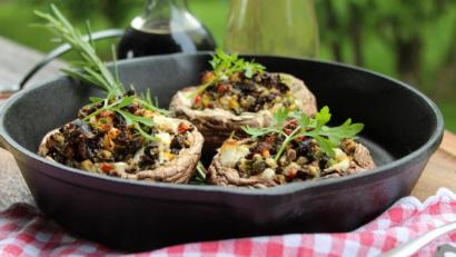 Bild: Matthias Würfl
Für die gefüllten Pilze werden große Champignons verwendet. „Diese bieten sich für dieses Rezept am besten an, denn sie haben eine große Mulde, die gefüllt werden kann“, so Anja Auer, die „Frau am Grill“.