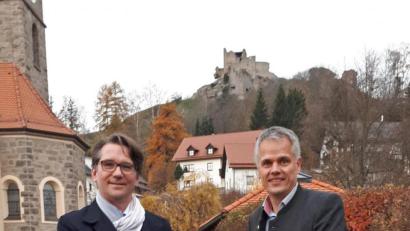 Bild: nm
Markus Windisch vom Bayernwerk (links) übergibt an Bürgermeister Thomas Meiler ein E-Bike.