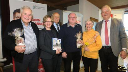 Bild: Hirsch
AG-Bezirksvorsitzender Reinhold Strobl (rechts) überreichte Gerhard Kulig, Natascha Kohnen, Hans Schuierer, Xaver Bräu und Ursula Kinner (von links) Geschenke.