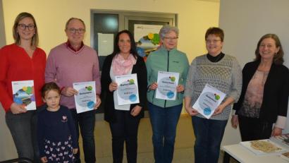 Bild: jr
Unser Bild zeigt die glücklichen Gewinner des VHS-Preisrätsels, sie alle durften Gutscheine der Volkshochschule in Empfang nehmen. (Von links) Monika Arbter-Hubrich mit Tochter Mathilda, Josef Riedl, Sabine Ockl, Sheila Finnie, Brigitte Thalhammer und VHS-Leiterin Angelika Schraml.