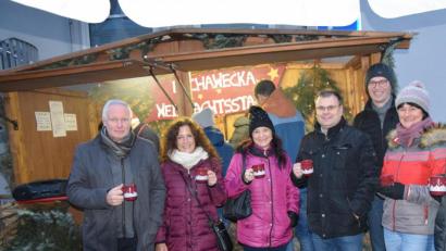 Bild: fz
Stadtrat Stefan Seitz, Sandra Henkes vom Toursmusbüro, Stadträtin Renate Nastvogel, Bürgermeister Karlheinz Budnik sowie die Stadträte Markus Weidner und Brigtte Kreishöfner (von links) stoßen mit einer Tasse Glühwein bei der Eröffnung auf das Weihnachtsstandl an.