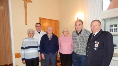 Bild: exb
Bei der BRK-Seniorenadventsfeier wurden die ältesten Besucher geehrt. Im Bild: Anna Stich, Bereitschaftsleiter Thomas Wagner, Karl Weiß, Berta Weigl, Theodor Knierer und Ehrenbereitschaftsleiter Michael Heldwein (von links).