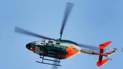 Archivbild: Roland Weihrauch/dpa
Ein Polizeihubschrauber kreist durch die Luft.