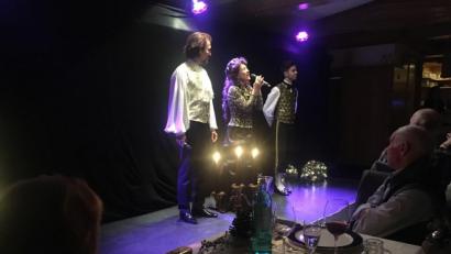 Bild: san
Musical-Hits im Kerzenschein: Den musikalischen Part bei der Genuss-Revue in Högen bestritten Marc Gremm und Janet- Marie Chvatal (von links), die in Füssen mit „Der Schwanenprinz“ ihr eigenes Musical haben. Mit von der Partie beim Sternwirt war auch Christopher Green (rechts), der im Musical König Ludwigs Diener mimt.