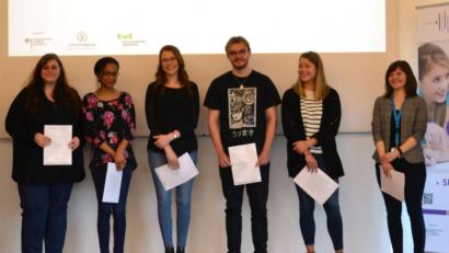 Bild: exb/Liane Müller
Der Kurzfilm der Fremdsprachenschüler Janina Landstorfer, Anna Thomas, Patricia Wolfrath, Christian Häckl, Katharina Luber und ihrer betreuenden Lehrerin Lisa Hegen (von links) kommt beim Bundeswettbewerb Fremdsprachen bestens an. Die Jury wählt ihn auf Platz eins.