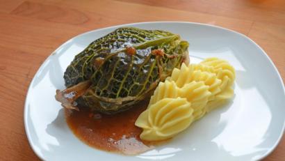Bild: Gabi Schönberger
Neben dem Frischlingsfleisch versteckt sich auch noch eine Masse aus Bratwurstbrät in der Hülle aus zarten Wirsingblättern.
