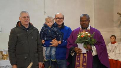 Bild: soj
Pfarrgemeinderatssprecher Hans Enders (von links) und Kirchenpfleger Stefan Kausler mit Sohn Fabian gratulieren Pfarrer Thankgod Okoroafor zum Priesterjubiläum.