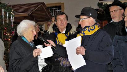 Bild: ubb
Groß war die Freude bei Geroldine Ondrusek (links), als ihr Franz Göhl und Lions-Präsident Albert Saller (von links) den Preis überreichten und sie besonders herausstellten für ihr 50-jähriges Engagement.