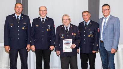 Bild: u
„Retten – löschen – bergen – schützen“ – dem Wahlspruch der deutschen Feuerwehren fühlt sich der Ehrenvorsitzende der Hirschauer Wehr Arthur Gleich (Bildmitte) seit 70 Jahren verpflichtet. Zu der mit dem Jubiläum verbundenen Ehrung gratulierten ihm Bürgermeister Hermann Falk (r.), Vorstand Michael Schuminetz (2.v.r.), Kommandant Sebastian Jasinsky (l.) und 2. Vorstand Thomas Maier (2.v.l.).