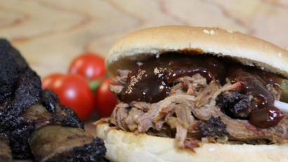 Bild: Matthias Würfl
Zartes Fleisch: der Burger mit Pulled Beef Ribs.