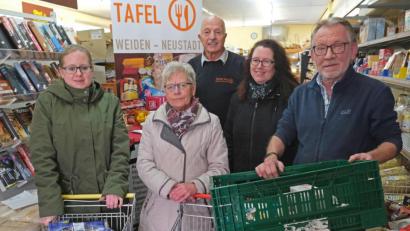 Bild: nm
Andrea Egner (Zweite von rechts) ist stolz auf die Flossenbürger: Sie öffneten für die Hilfsaktion zugunsten der Tafel ihre Geldbeutel.