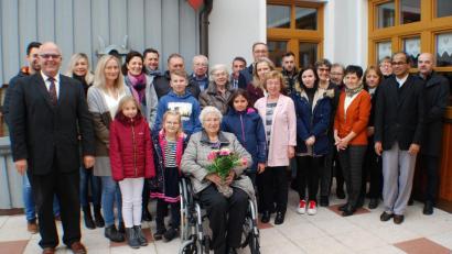 Bild: enz
Viele Glückwünsche erhielt Hedwig Sporrer (vorne, Mitte) zum 90. Geburtstag . Neben ihren Kindern, Enkeln und Urenkeln sowie Verwandten gratulierten auch Bürgermeister Klaus Meyer (links), Pfarrer George Parankimalil (vorne rechts), Edeltraud Köstler für die Pfarrei (daneben), Seniorenbeauftragte Beate Ott sowie vom Frauenbund Heidi Frank und Lydia Lippert.