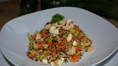 Bild: Schiffer
Unter das Gemüse wird Quinoa und Sauerampfer gemischt. Serviert wird es mit gerösteten Cashewkernen.