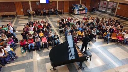 Bild: Otto-Hahn-Gymnasium/exb
Mikhail Trushechkin gab ein beeindruckendes Konzert in der Aula.