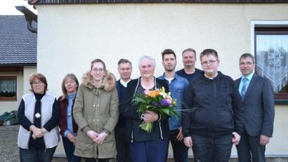 Bild: gi
Hilde Knoblach (mit Blumenstrauß) feiert mit der Familie 80. Geburtstag. Dazu gratulieren auch Bürgermeister Hermann Ach (rechts) und Pfarrer Dieter Schinke aus Vohenstrauß (Vierter von links).