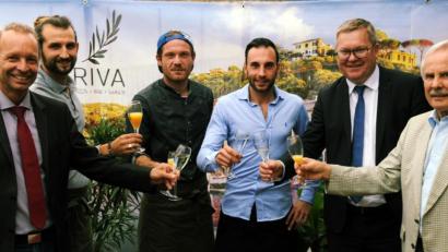 Bild: gfr
Auf eine erfolgreiche Zukunft mit der TV-Gaststätte stoßen (von links) der TV-Vorsitzende Thomas Bärthlein, Leardo und Atreo Lentini, Fabio Fusi Oberbürgermeister Michael Cerny und Norbert Fischer an.