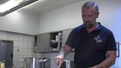 Screenshot: td
Harald Bauer ist einer der renommierten Köche in der Stadt Schwandorf. Mit seinem Restaurant "Van Gogh" zieht er im Spätsommer um nach Steinberg am See. Das Bild entstammt einem Fernsehbeitrag vom Oktober 2018.